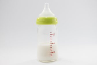 赤ちゃんのミルク1