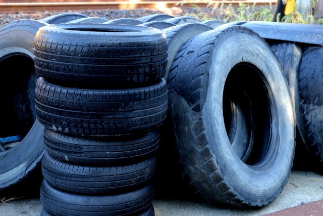 スタッドレスとチェーンのどちらがいい 冬の雪道のタイヤ選びに注意 知恵ラボ